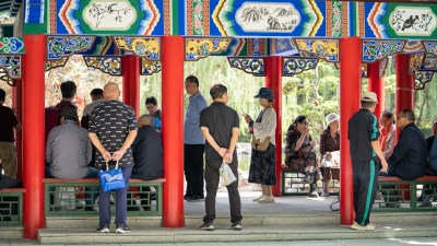 新疆乌鲁木齐市人民公园里的市民