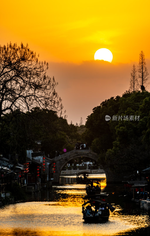 黄昏夕阳下的浙江嘉兴嘉善西塘古镇景观