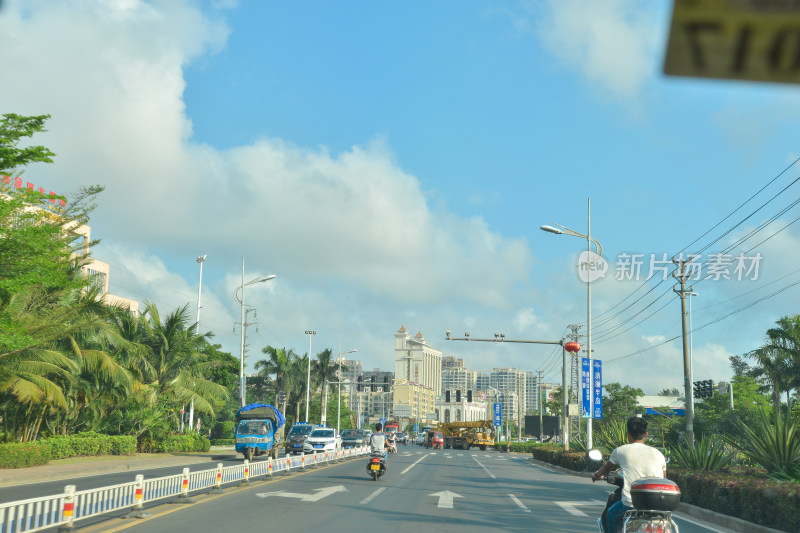 现代化大桥下的宽阔城市道路景象