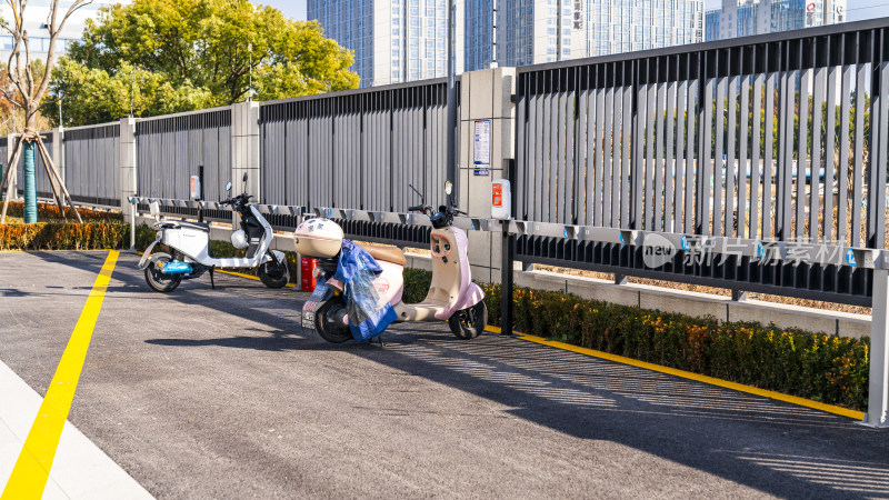 户外停车区域内停放的两辆电动车