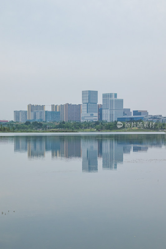 湖面倒影下的城市建筑