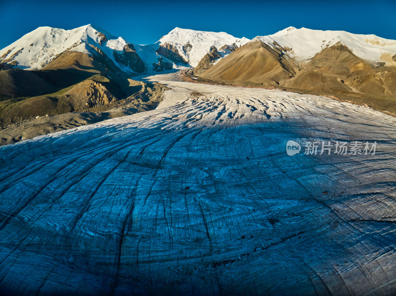 航拍阿尼玛卿雪山