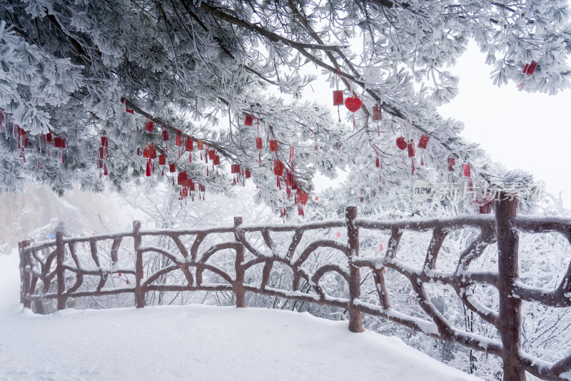 寒冷冬季大雪中悬挂的红色祈福牌