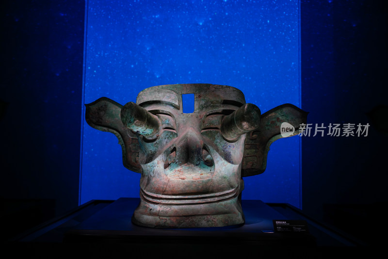 四川广汉三星堆博物馆青铜纵目面具侧面