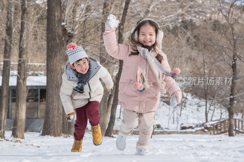 两个小朋友在雪地里玩耍