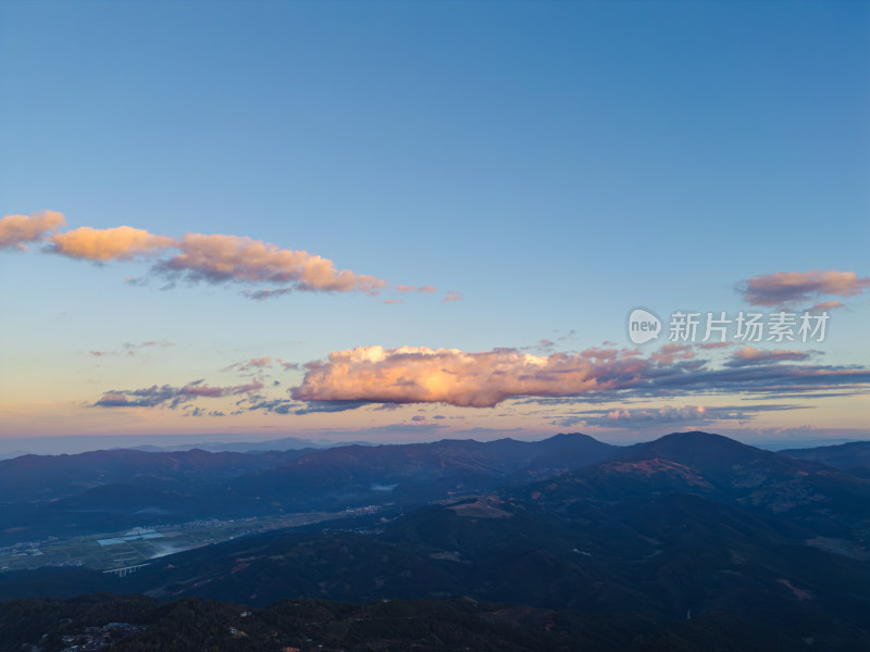 航拍暮色下的景迈山山峦叠嶂自然风光