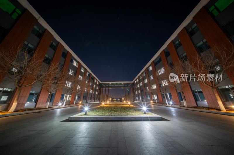 北京化工大学昌平校区第一教学楼夜景