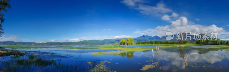 丽江拉市海湿地蓝天白云青山绿水自然风景