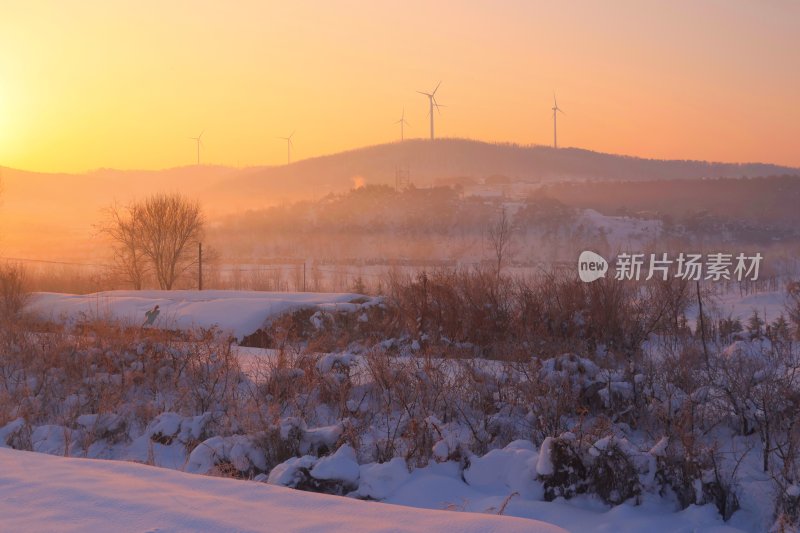 雪后日出优美的山村风景