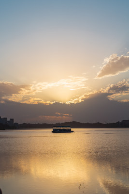 城市公园湖面夕阳倒影