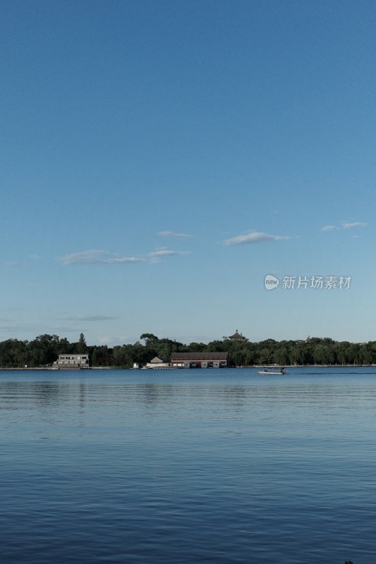 湖边绿树蓝天风景