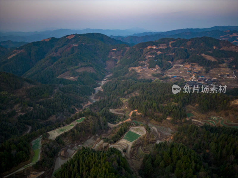 连绵起伏山川风景航拍图