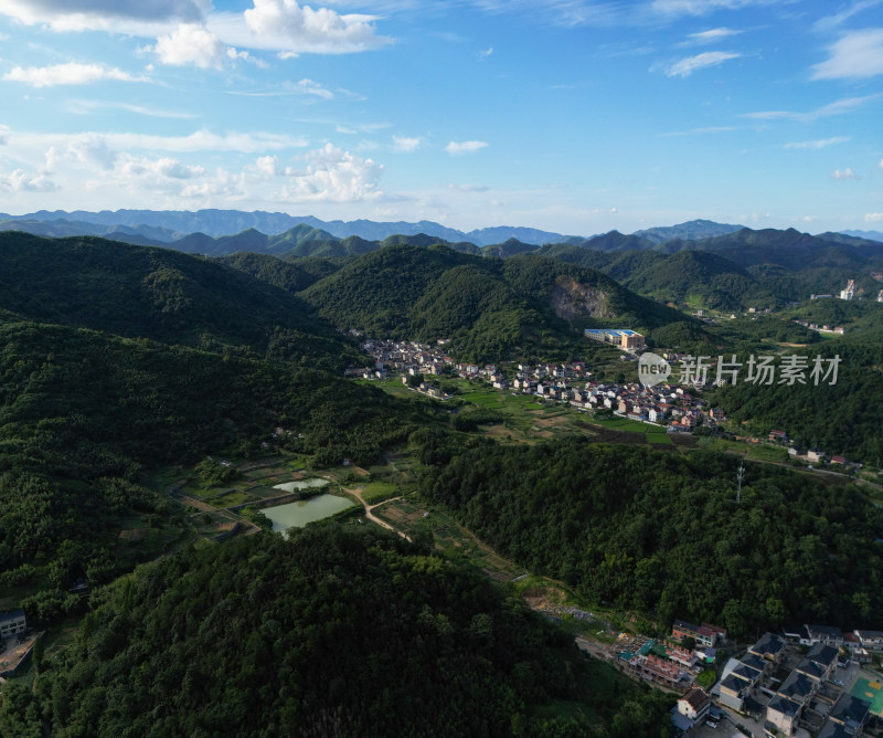 航拍蓝天白云下的青山乡村全景风光