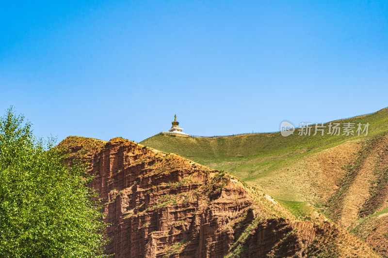 青海祁连县卓尔山景区白塔，丹霞地貌