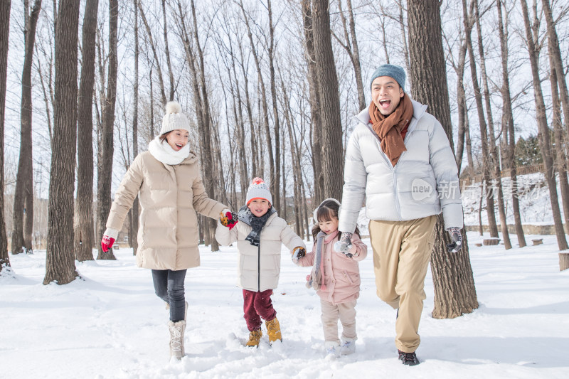 欢乐家庭在雪地里奔跑