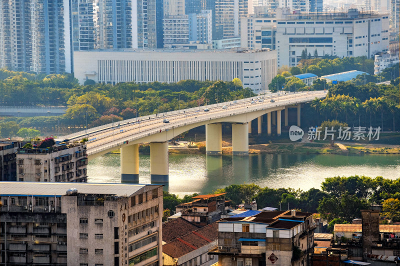 南宁城市中的跨河大桥与林立高楼的景观