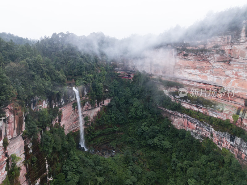 云雾缭绕的重庆江津四面山土地岩瀑布