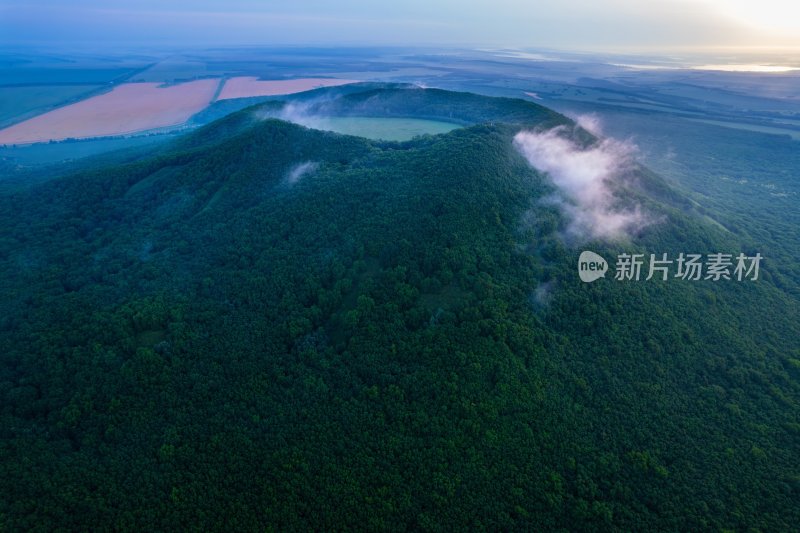 航拍山丘森林与远方湖泊