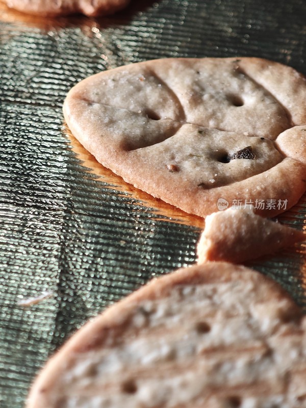 金色背景上放置着的美味饼干