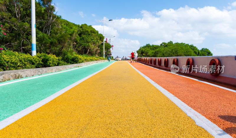 海边彩色道路与轮胎护栏