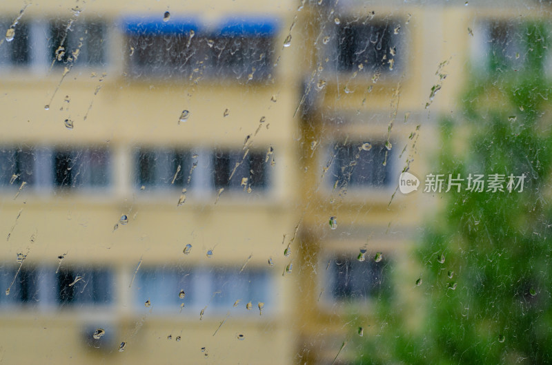 窗户上的雨滴与楼景