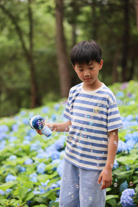 可爱的小男孩在户外玩耍