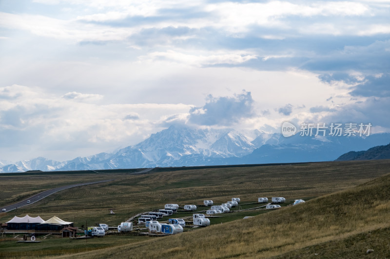 新疆赛里木湖雪山下草原上的旅行营地