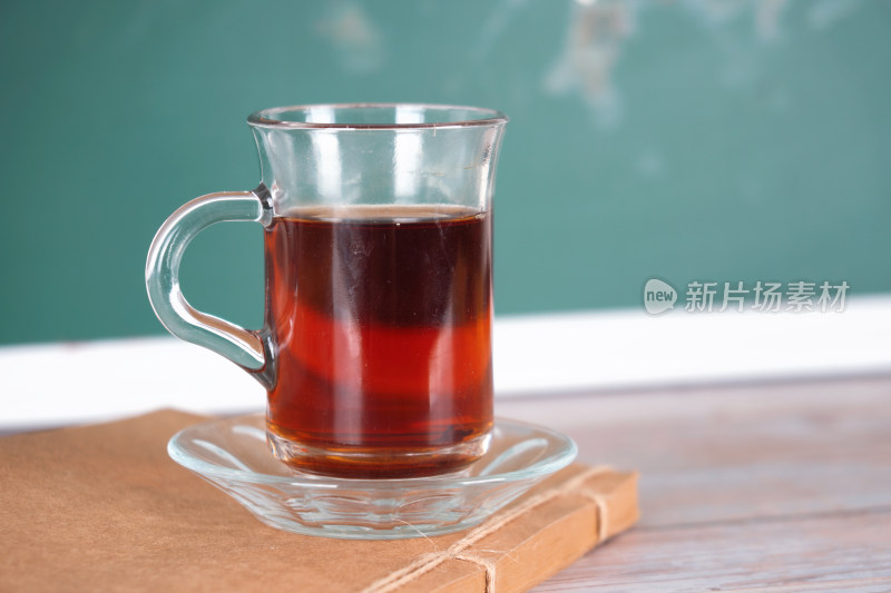 桌子上一本书和一杯红茶