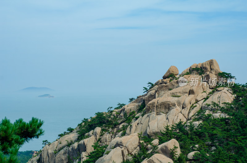 海上第一名山崂山，仰口的山峰和远处的大海