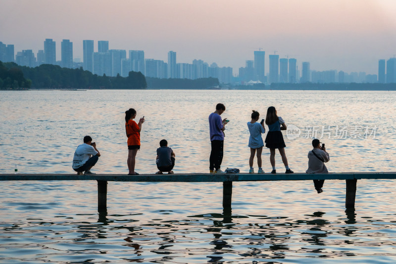 湖北武汉东湖凌波门日出