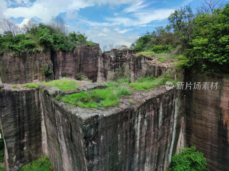 植被覆盖的岩石景观鸟瞰全景