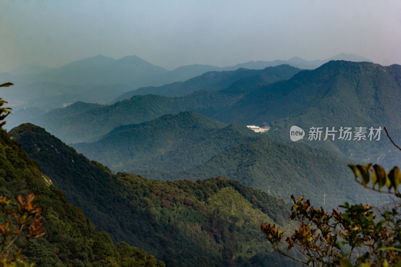 山林间远眺城市的自然风光景象