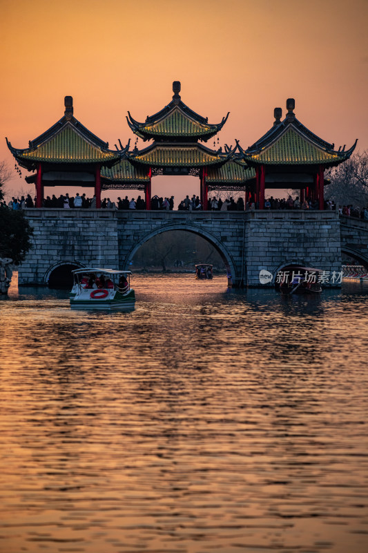 廋西湖五亭桥中式古桥与亭台楼阁黄昏景致