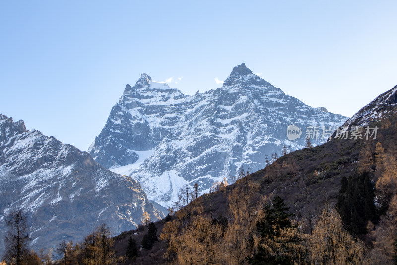 川西四姑娘山双桥沟景区雪山秋色