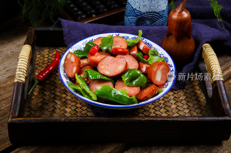 香辣美味的炒红肠