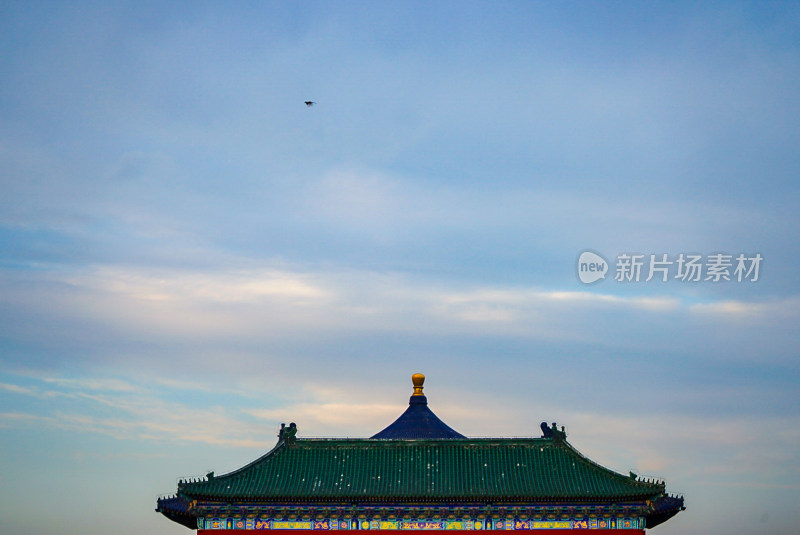 传统古建筑屋顶与天空