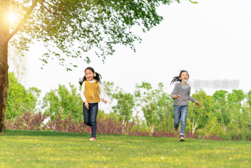 夏天在公园草坪上奔跑中国女孩