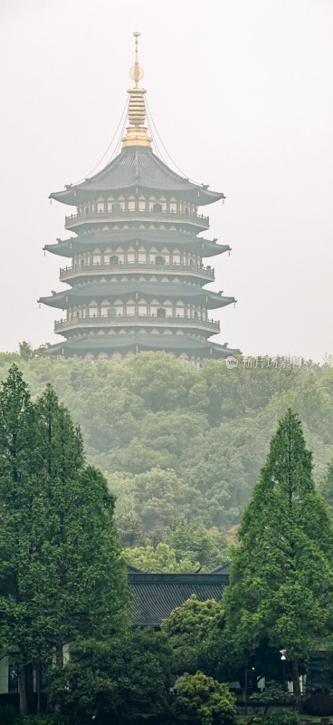 西湖湖边雷峰塔古塔倒影风景