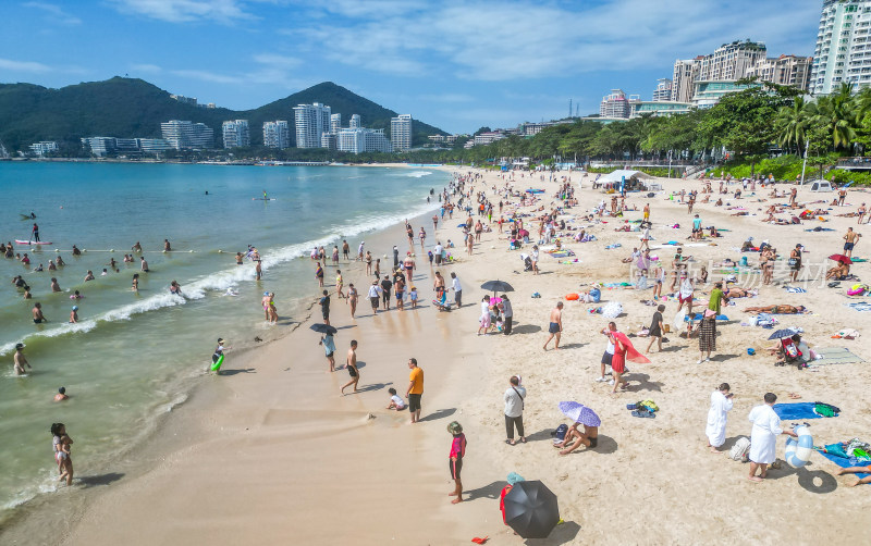 海南省三亚市大东海冬季沙滩海岸线上游客