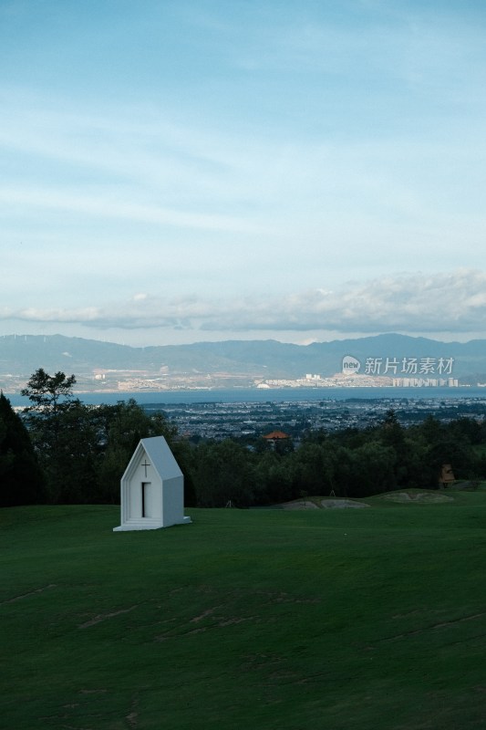 绿色草坪上的白色小教堂风景