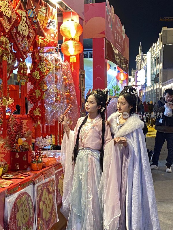 梧州迎春花市繁花骑妙会汉服少女街拍