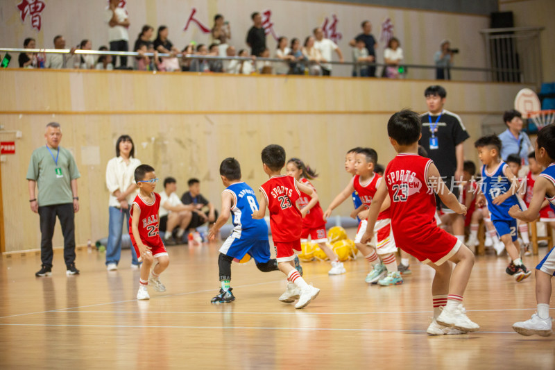 幼儿体育大会中的篮球对战