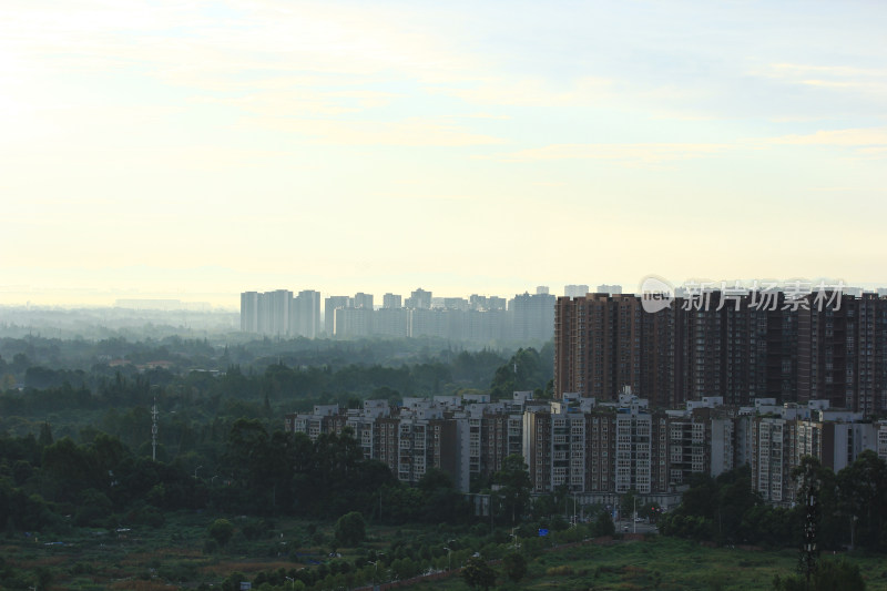 晨光中的四川省成都市温江区建筑风光