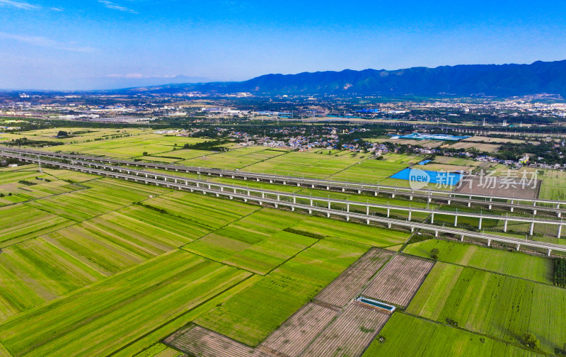 高架桥穿越田野与城市景观