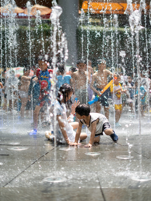 暑假夏天小朋友在地面喷泉玩水特写