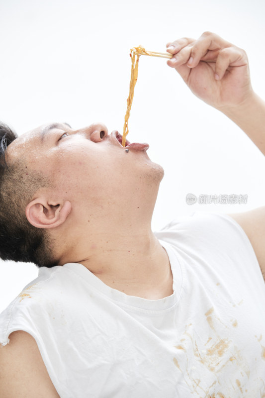 大吃特吃各种食物的肥胖亚洲男子