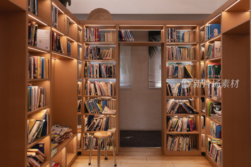 室内木质书架及书籍陈列