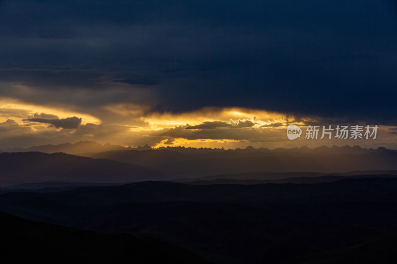 青藏高原远处山脉日落晚霞