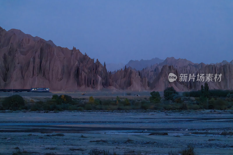 新疆南疆阿克苏库车天山红山石林丹霞大峡谷