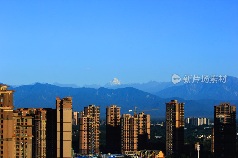 在成都遥望雪山